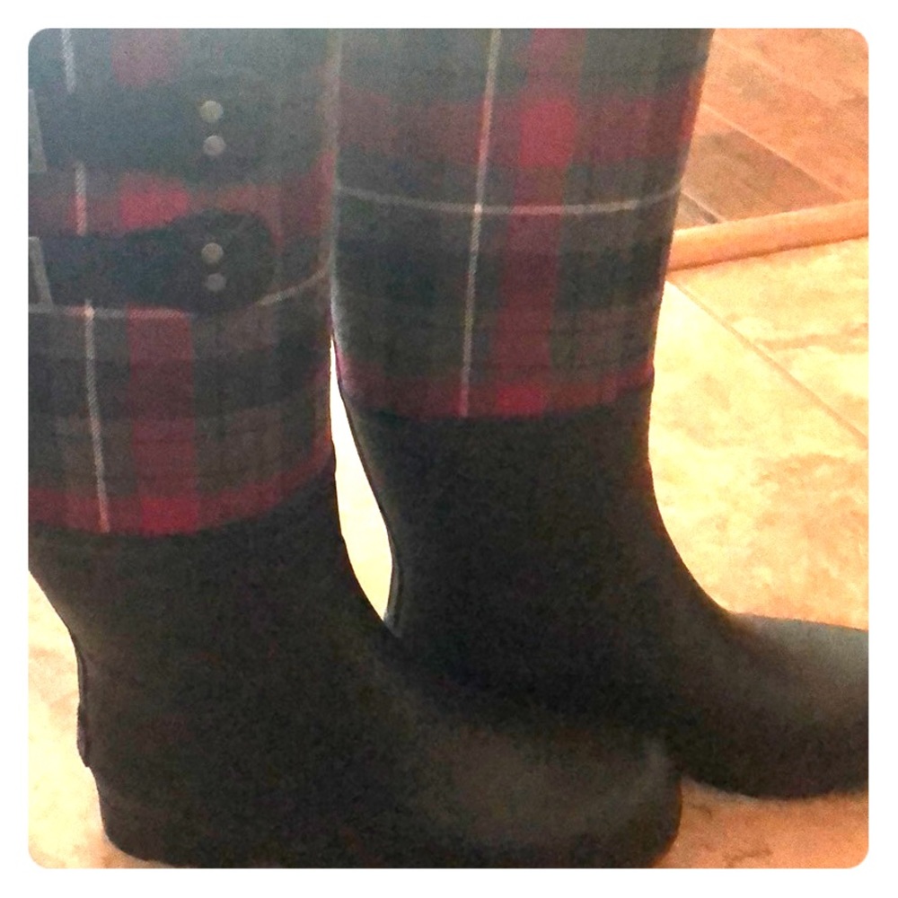 UGG rain boots size 7